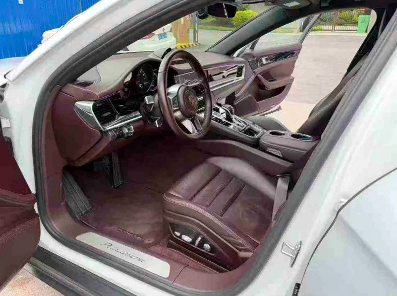 保时捷帕拉梅拉 后面外观一