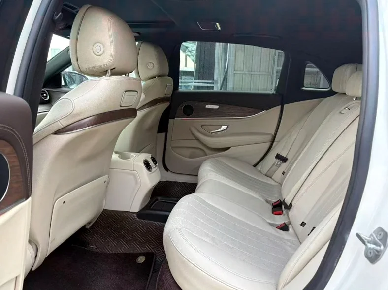 奔驰E 内饰前排