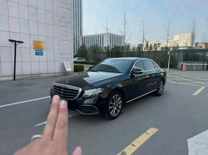 奔驰E 正面外观二