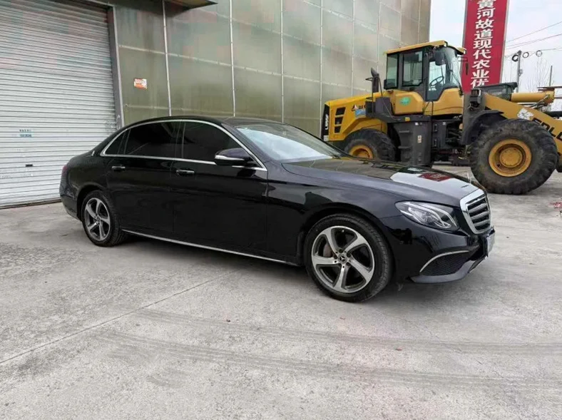 奔驰E 正面外观三