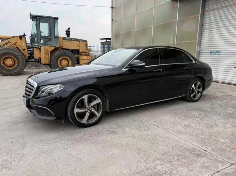 奔驰E 正面外观二