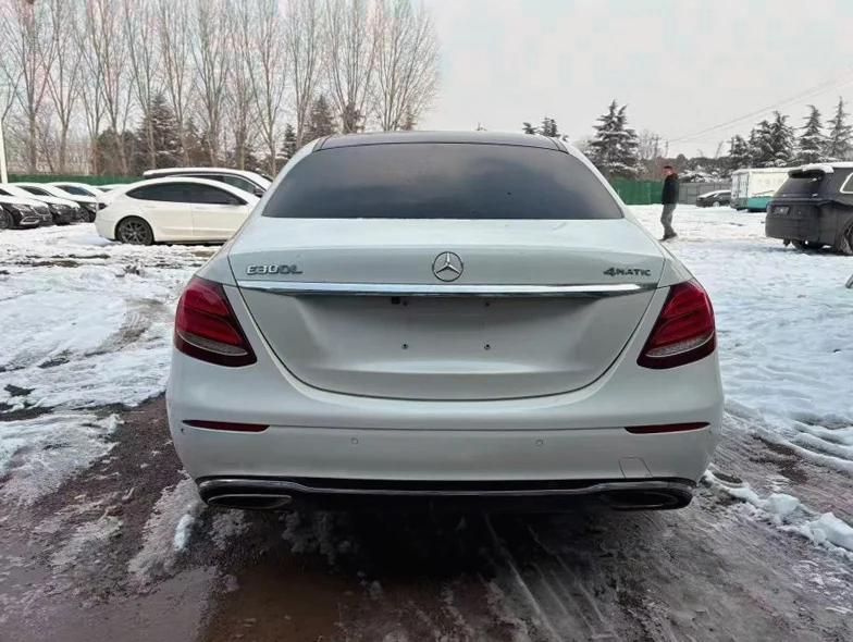 奔驰E 后面外观二