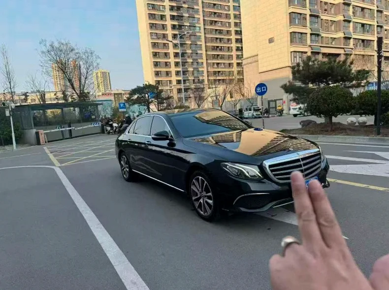 奔驰E 正面外观三