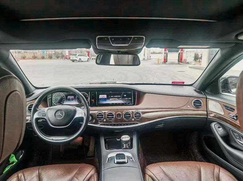 奔驰S 后面外观三