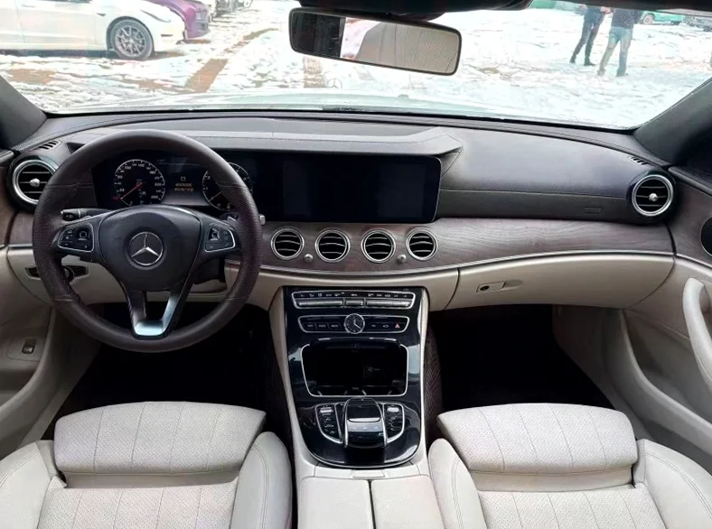 奔驰E 后面外观一