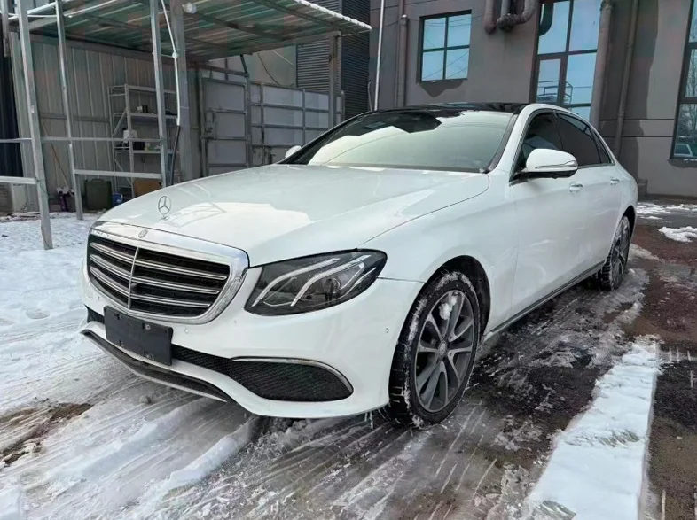 奔驰E 正面外观三