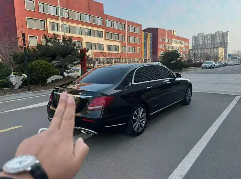 奔驰E 内饰前排