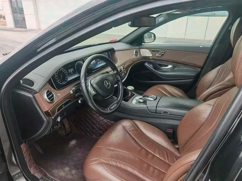 奔驰S 后面外观一