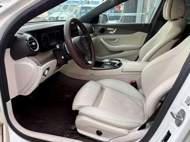 奔驰E 内饰后排