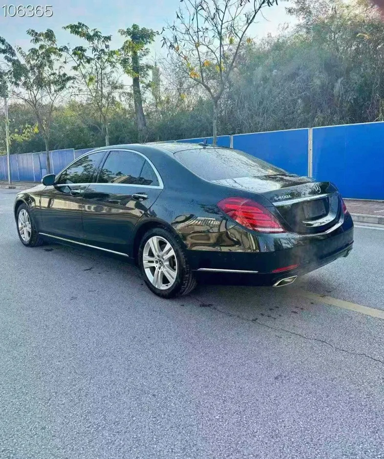 奔驰S 内饰后排