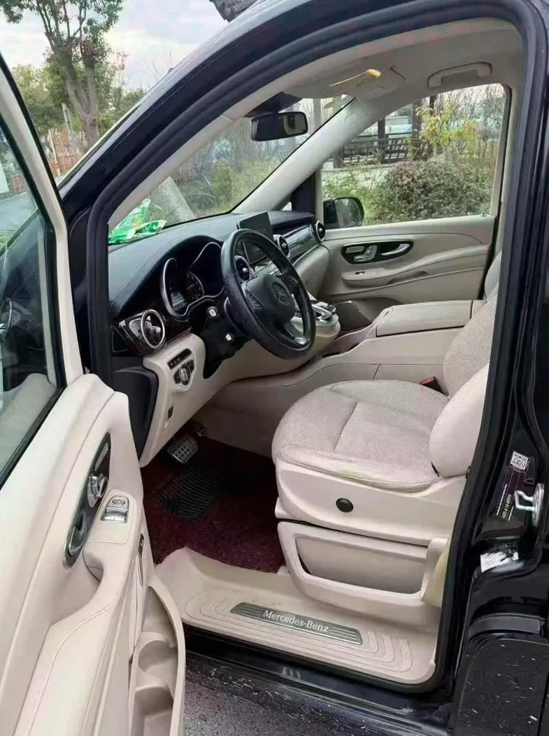 奔驰V 后面外观一