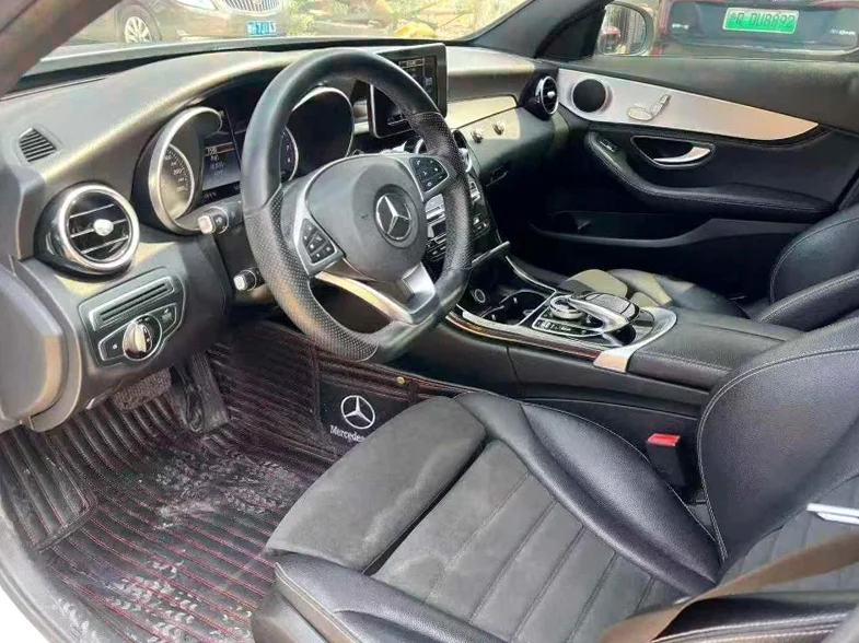 奔驰C 后面外观一