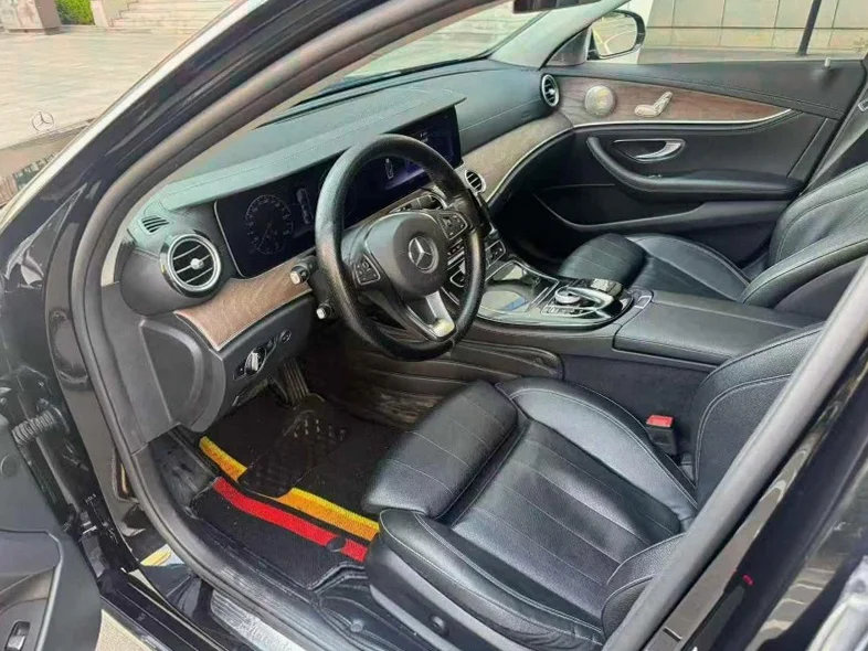 奔驰E 后面外观一