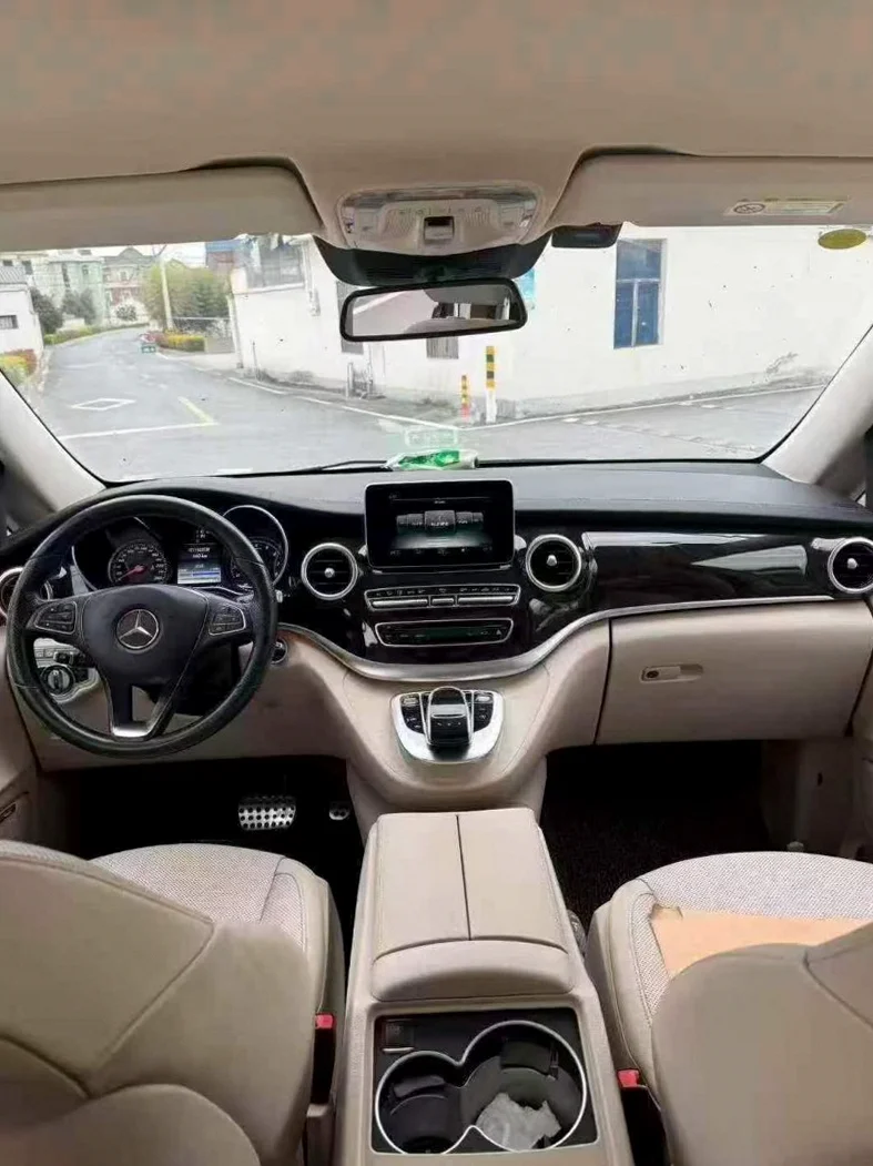 奔驰V 后面外观三