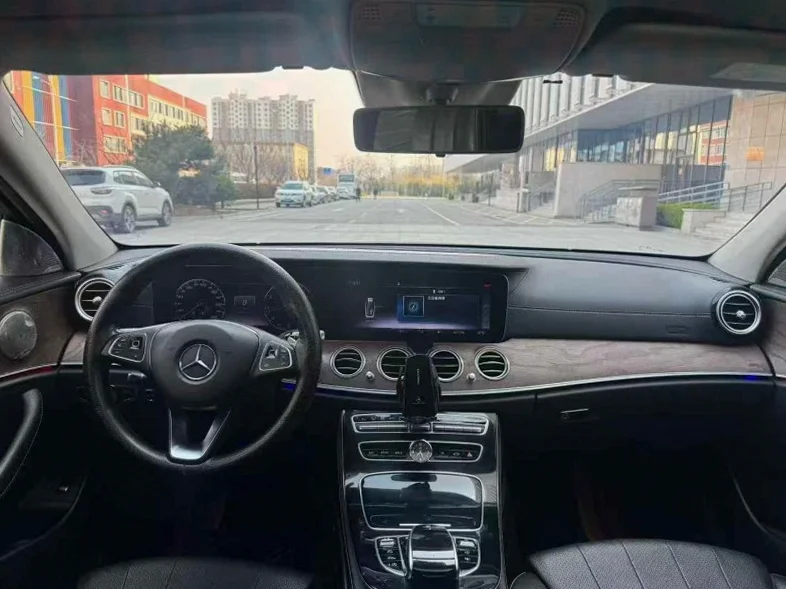 奔驰E 后面外观三