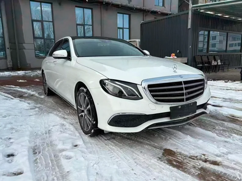 奔驰E 正面外观二