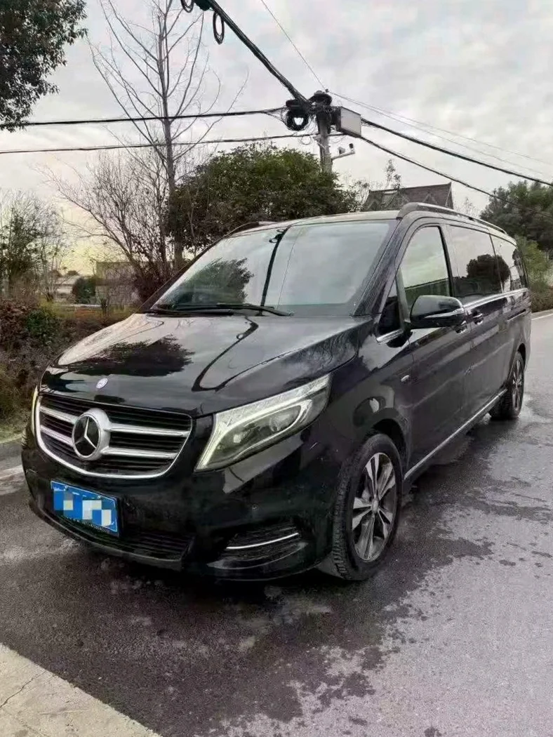 奔驰V 正面外观三