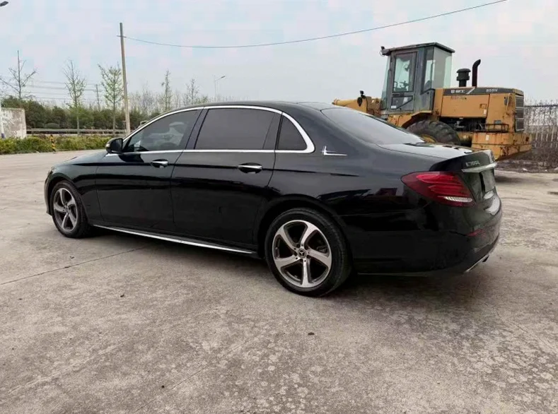 奔驰E 内饰后排