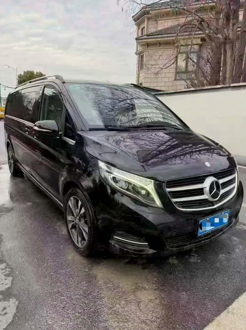 奔驰V 正面外观二