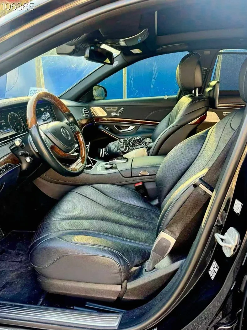 奔驰S 后面外观一