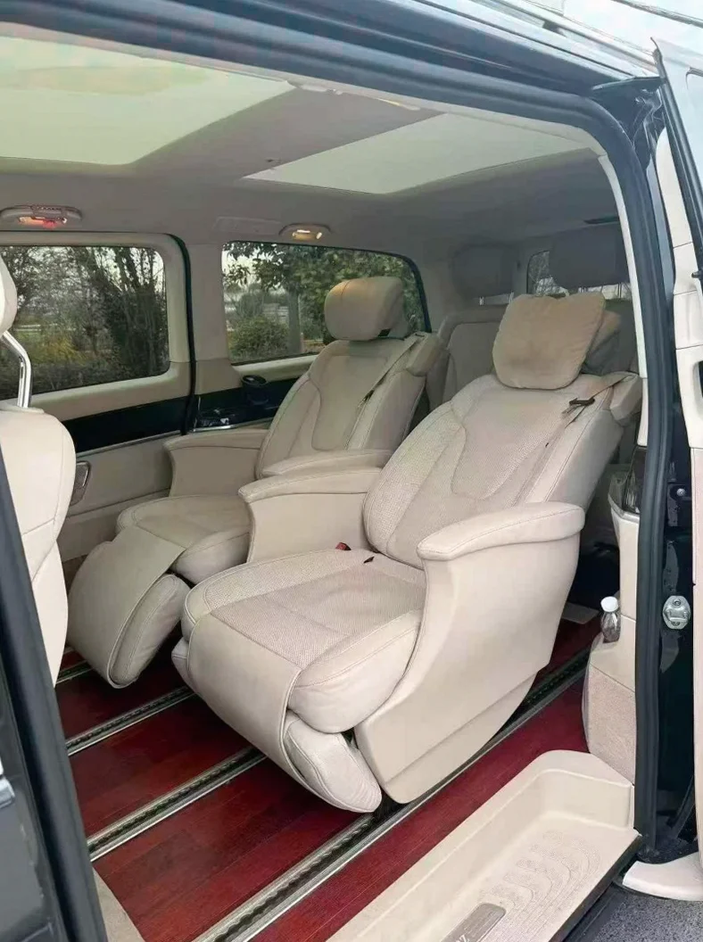 奔驰V 后面外观二