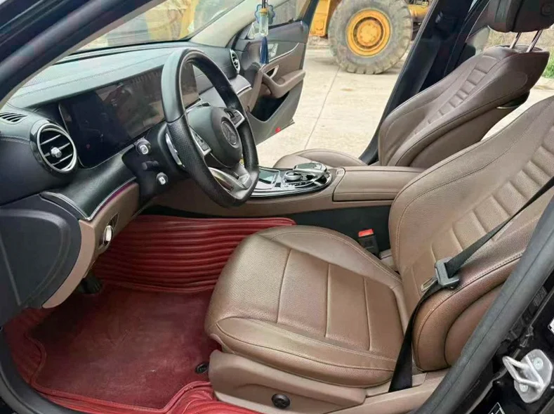 奔驰E 后面外观一