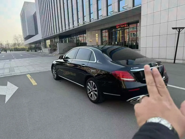 奔驰E 内饰后排