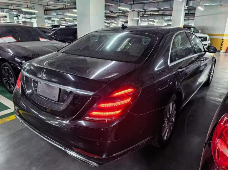 奔驰S 后面外观一