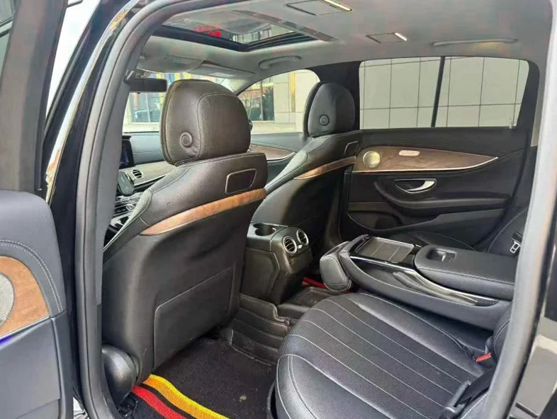 奔驰E 后面外观二