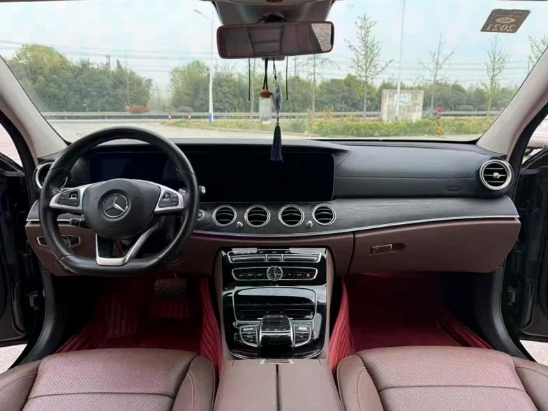 奔驰E 后面外观二