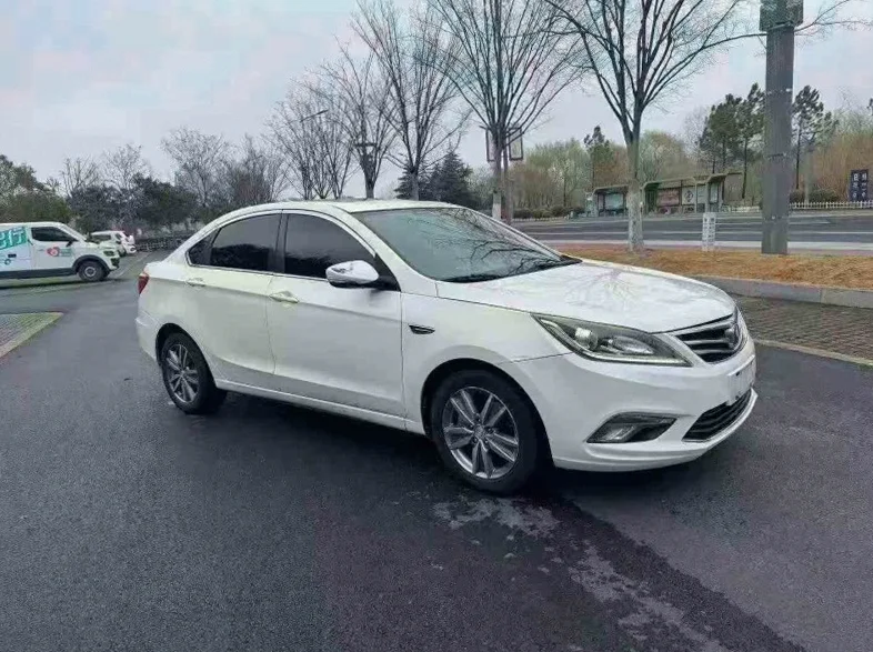 长安汽车逸动 正面外观三