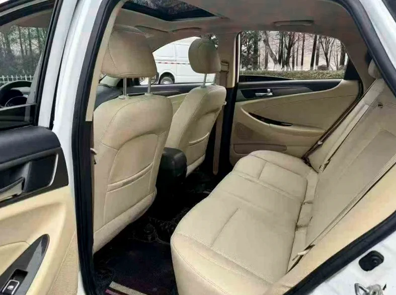 长安汽车逸动 内饰后排