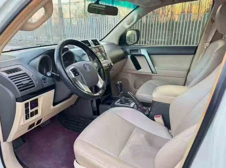 丰田普拉多 后面外观一