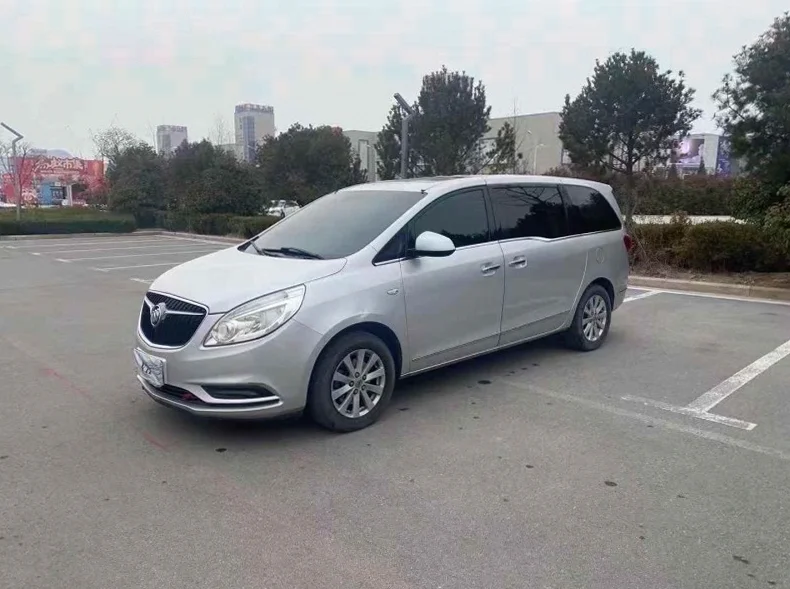 别克GL8 正面外观二