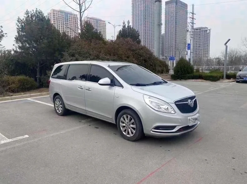 别克GL8 正面外观三