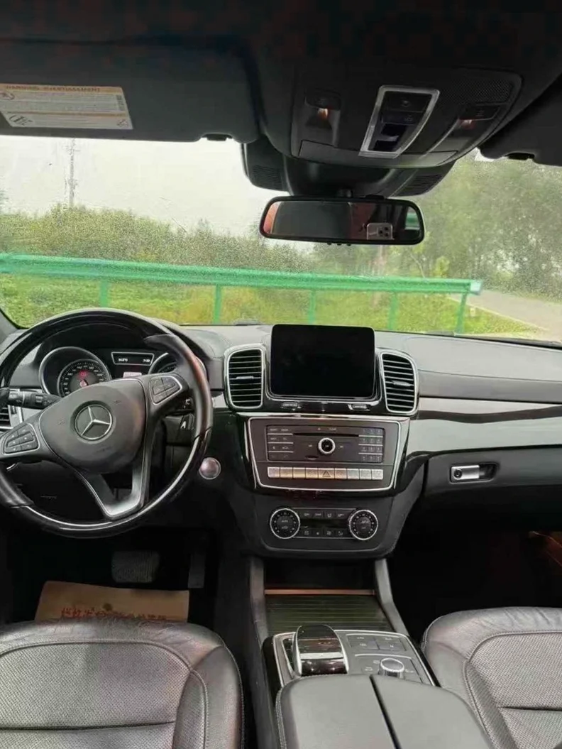 奔驰GLS 后面外观一