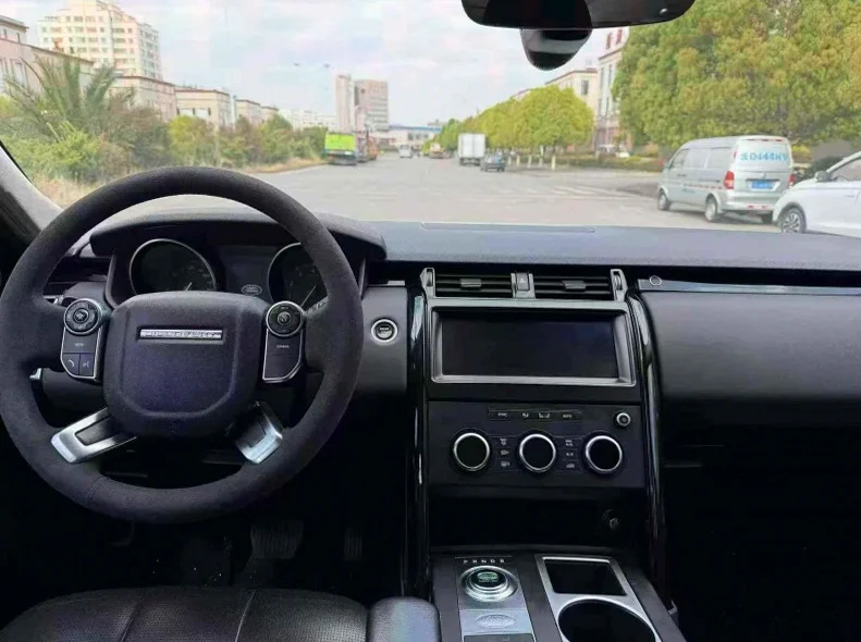 路虎发现 驾驶室