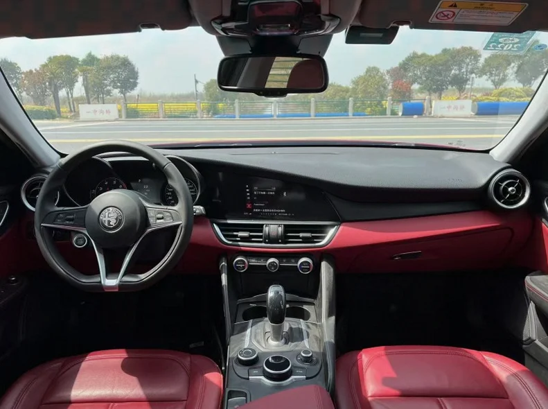 阿尔法·罗密欧Giulia 正面外观三