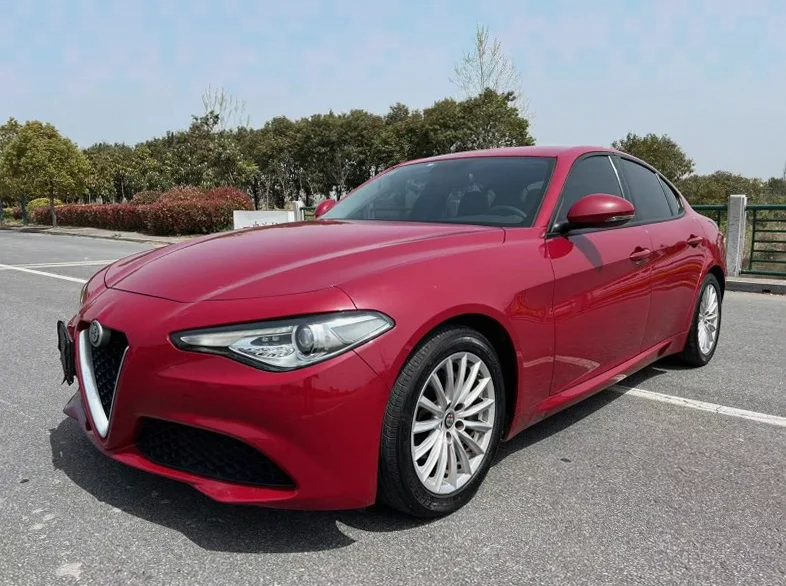 阿尔法·罗密欧Giulia 内饰后排