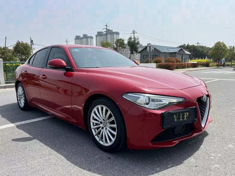 阿尔法·罗密欧Giulia 内饰前排