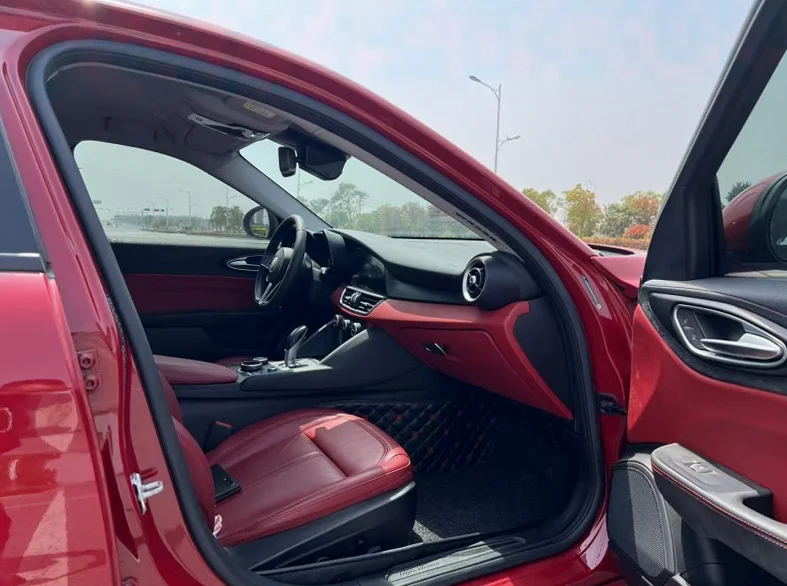 阿尔法·罗密欧Giulia 正面外观二