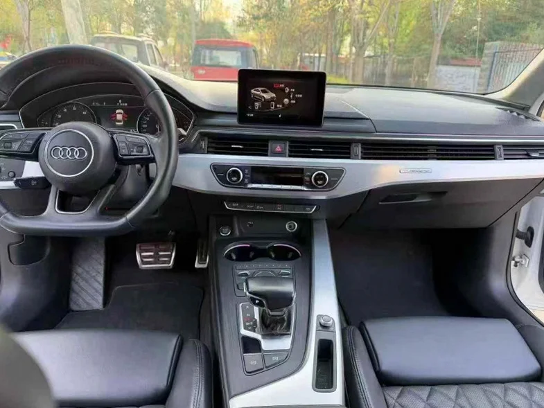 奥迪A4L 内饰前排