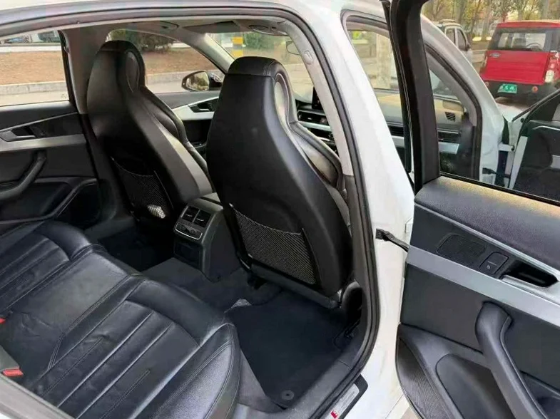 奥迪A4L 后面外观一