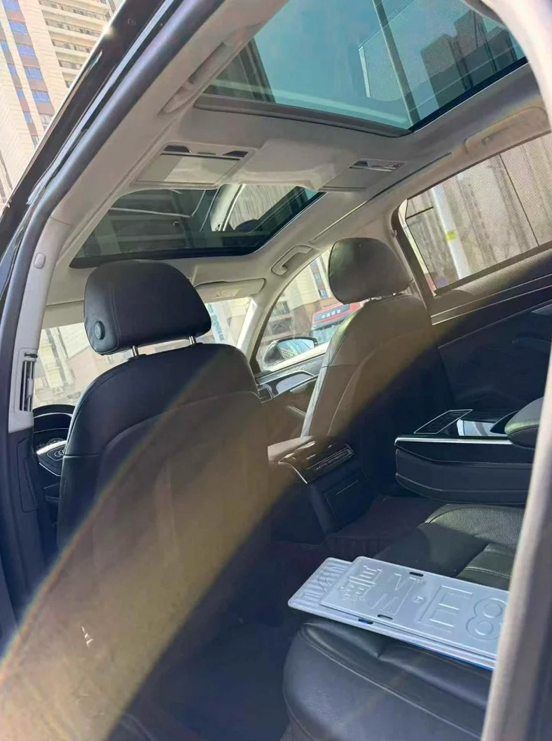 奥迪A8L 内饰后排