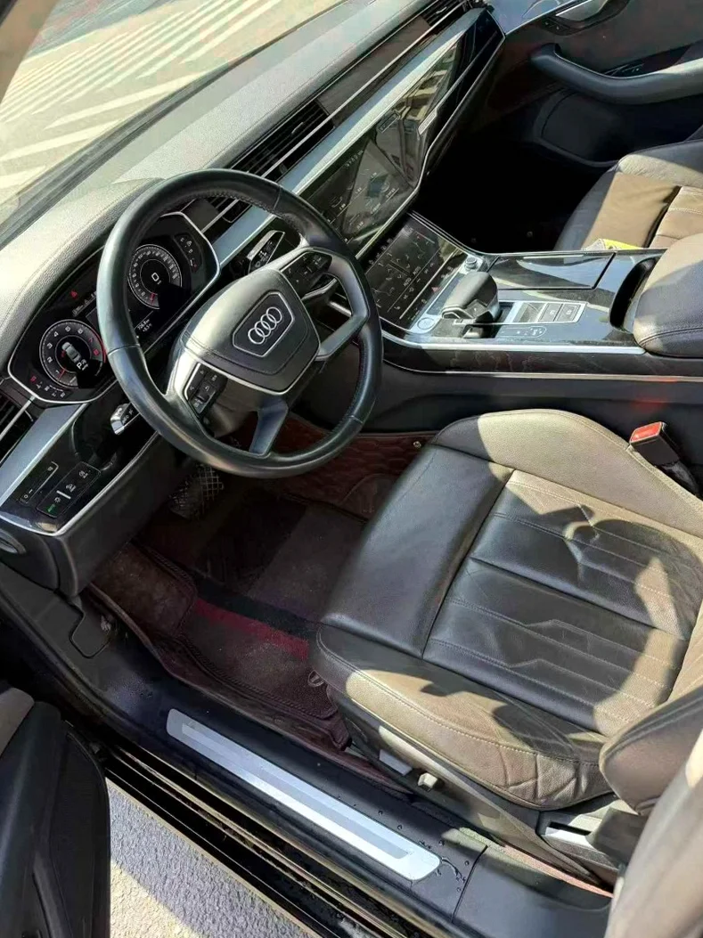 奥迪A8L 内饰前排