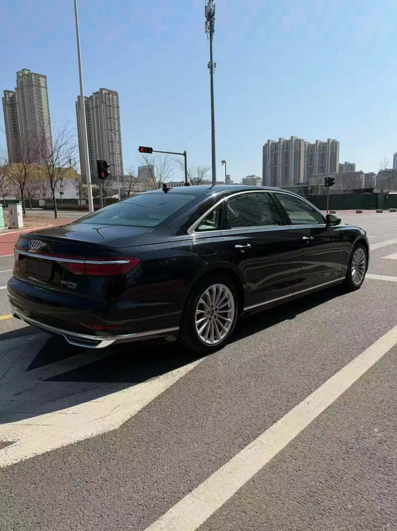 奥迪A8L 后面外观一