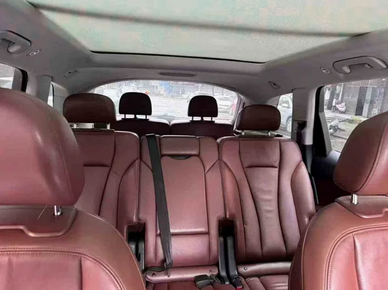 奥迪Q7 内饰后排