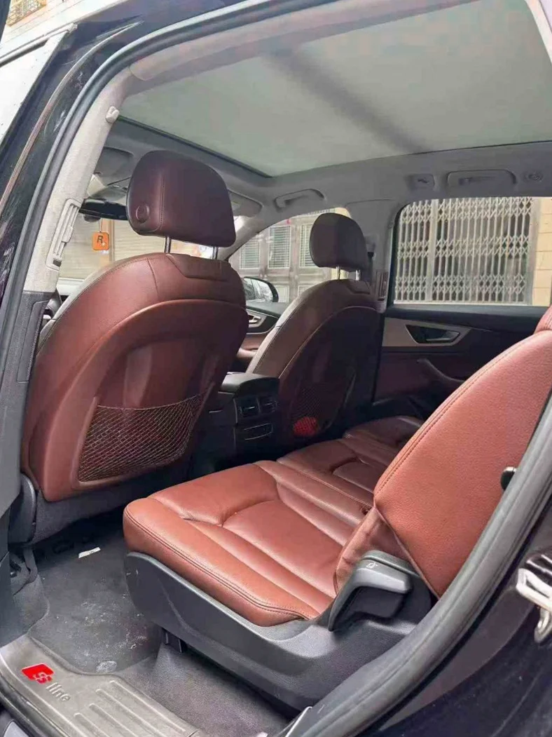 奥迪Q7 内饰前排