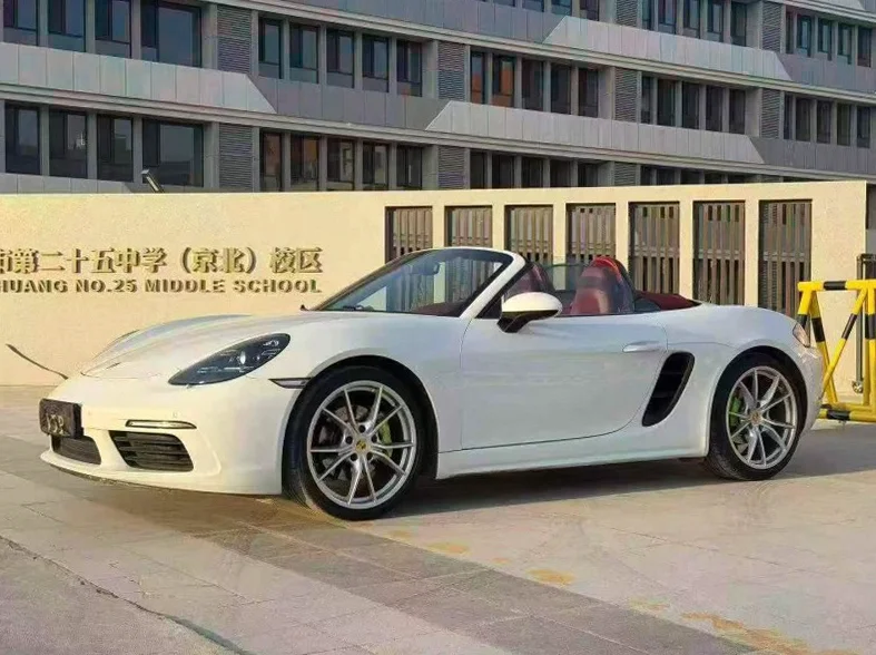 保时捷718 正面外观二