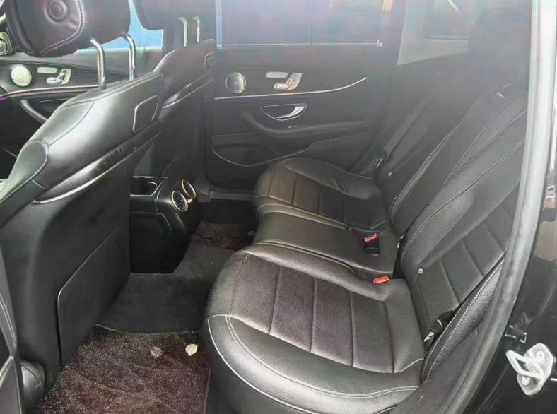 奔驰E 后面外观一